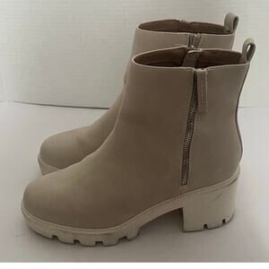 Women's Dolce Vita OFF-WHITE Women's Nicola Lug-Sole Booties Size 8.5